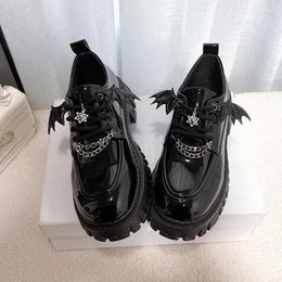 Plateforme de chaîne de chaussures décontractées Lolita Gothic femme 2024 Spring College Style Patent Cuir Pumps Women Japan School Uniforme