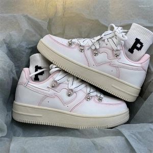 Chaussures décontractées Chic Love Design Sneakes Femmes 2024 Plus taille Couple de taille blanche Sneakers blancs sur Plat Pu Leather Shoedies