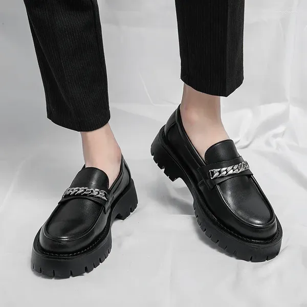 Chaussures décontractées Locs noirs classiques pour hommes épaisses semelles rondes décoration de chaîne de tête confortable Single polyvalent
