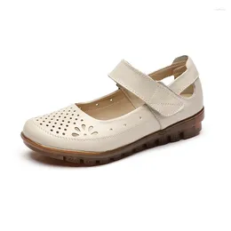 Chaussures décontractées comémore creux out sandales de confort doux femelles âgées 2024 cuir dames plate été femme noire slip sur mocassins