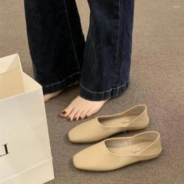 Chaussures décontractées comémore en cuir doux en bas grand grand-mère de femelles rétro de chaussures de chaussures pour femmes sandales d'été 2024