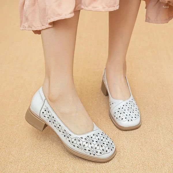 Chaussures décontractées réconforter les talons bas sandales féminines en cuir authentique semelles souples été 2024 respirant creux de maman