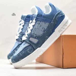 Chaussures décontractées Cow Hide pour designer Hommes et femmes Nouveaux couples TPU TPU Sole extérieure Bizshoes LETTRE IMPRESSION EMBRODERIE FORME JOKER PERSONNALITY COPY LEGART COPY A12 CE