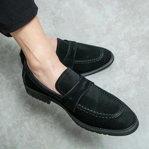 Zapatos casuales diseñador de cuero para hombre brogue formal para hombres mocasines de borla cómodos mocasins de gamuza marrón negro