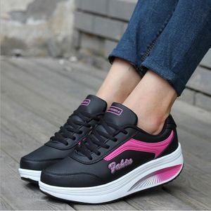 Chaussures décontractées concepteur de piste marque femmes triples baskets noires en cuir plate-forme féminine pour femmes extérieures randonnées chaussures femme entraîneurs à lacets avec de grande taille Article 020 186