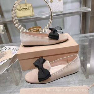 Casual schoenen kleden vroege voorjaar eenmalige schoen fluwelen letter geborduurde vlinder stropdas plat bodem ondiepe mond comfortabel ballet voor vrouwen