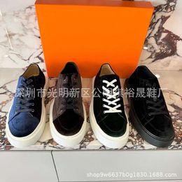 Tabla de cuero de gamuza de zapatos casuales con plantas gruesas, altura mayor, bloqueo de color, una marca de modernas Light Luxury Men's Versátil