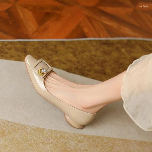 Chaussures décontractées talon plat élégant pour femmes avec une semelle de niche modèle polyvalent à tête carrée