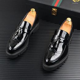 Chaussures décontractées England Style Men Fashion Business Robe de mariée brevet Slip-on Slebing Barving Brog Shoe Platform Plateforme Footwear Mans