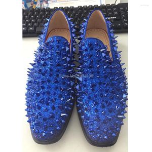 Casual schoenen mode 2024 Men glitter zwart rood blauw groen zilver goud puntige herentoersloafers glijden op flats prom trouwman