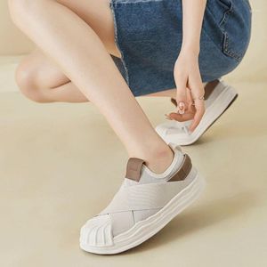 Casual schoenen mode 2024 lente en zomer shell elastische platte witte dameshow voeten kleine dikke bodem oplosbare sneakers