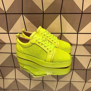 Casual schoenen mode luxe laaggesneden heren trainers rijden spike fluorescerende gele echte lederen bruiloft klinknagels kristallen flats sneakers