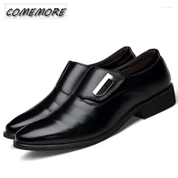 Chaussures décontractées mode Men de luxe Spring England Trend Pu Leather respirant pour les mocassins de chaussures masculines Flats grandes taille 48