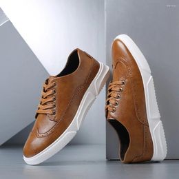 Chaussures décontractées Fashion Men's Lace-Up Leather Mens Classic Brogue Shoe Oxfords Men confortable Business Driving Farts Plus tailles