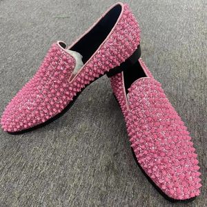 Chaussures décontractées Fashion Pikes Locs For Men Designer Pink Semedsed Mens Glitter Rivet Handmade Man Robe