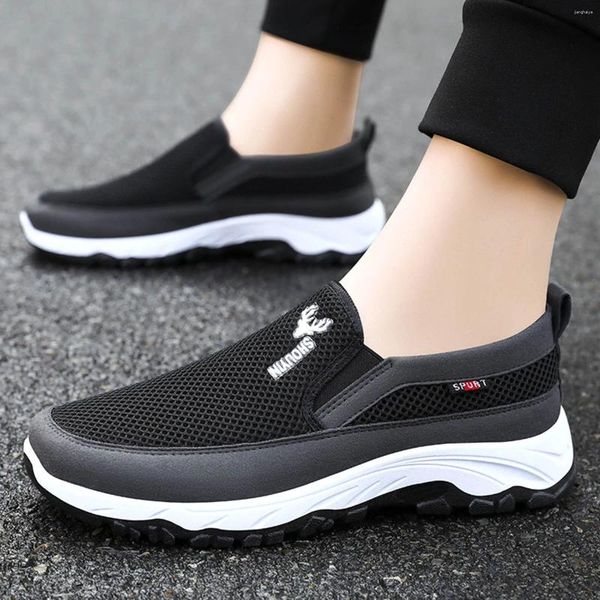 Zapatos casuales de moda primavera y verano hombres plano de fondo suave no deslizamiento zapatillas de zapatillas huecas para zapatillas para hombres.