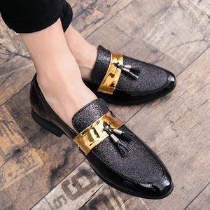 Casual schoenen Fashion Tassel Loafers Men Dress Patent Leather For Silver Moccasins Business Pointed Bussiness Luxe