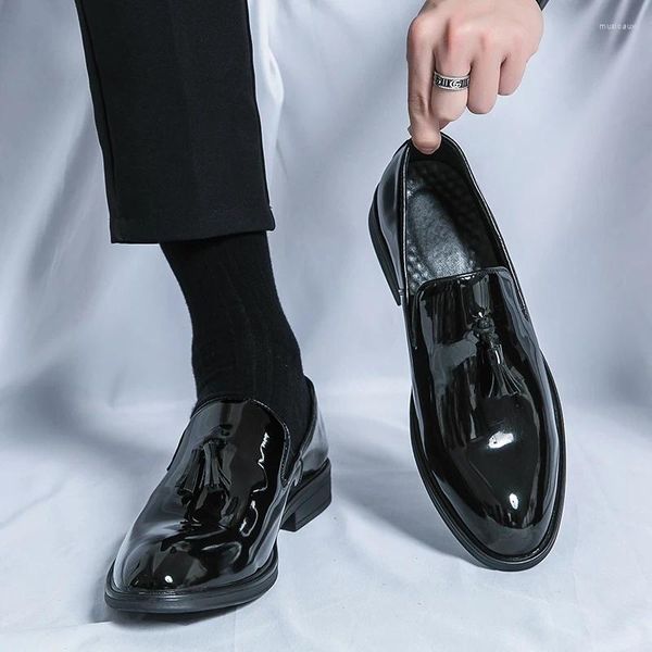Chaussures décontractées à la mode pour hommes en cuir verni printemps et automne hommes d'affaires classique robe à pompon noir