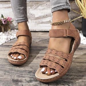 Casual schoenen vrouwelijk te koop 2024 retro dames rome sandalen comfortabel lage hielplatform en veelzijdige groot formaat