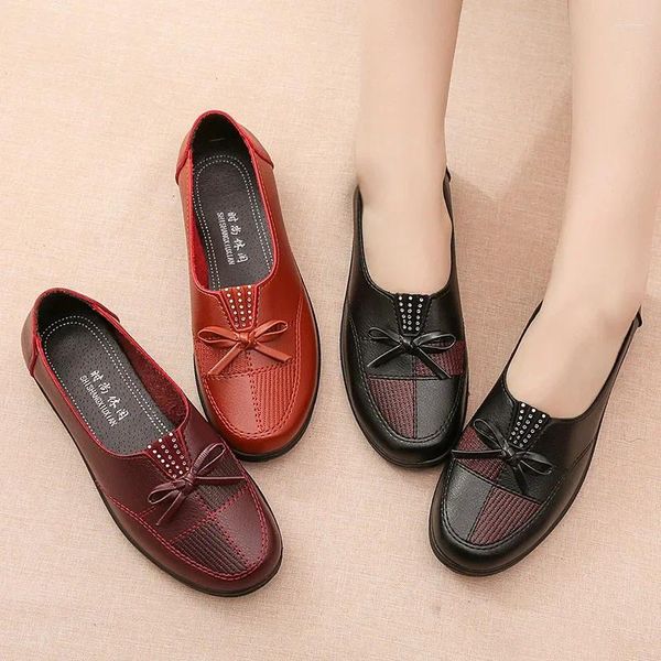 Chaussures décontractées Femelle Spring Shoe Classic Femmes Locs de vie aux personnes âgées Slip-on 2024 TREND TREND Cuir Flats 41 Sneakers