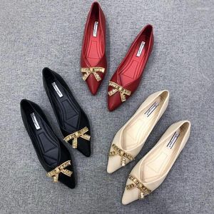 Chaussures décontractées à talons plats et pointus pour femmes, escarpins en cuir verni avec boucle Joker de célébrité en ligne, quatre saisons, printemps 2024.