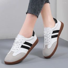 Casual schoenen Flat Luxury Women 2024 Autumn Classic Ladies Sneakers Leer Retro Low Cut Lace -Up ronde teen grijs wit