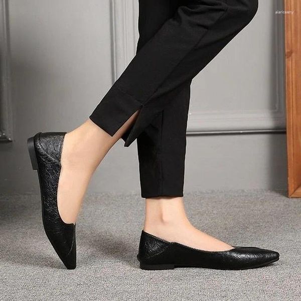 Chaussures décontractées Fémeuses 2024 Automne pointu peu profonde bouche célibataire en cuir noir doux confortable