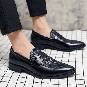 Chaussures décontractées pour hommes Locs à bout pointu en cuir pour hommes Crocodile Modèle Slip-On Fashion Business Formelle Us