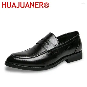 Casual schoenen Formele zwarte lederen mannen Business Bureau Loafers glijden aan kleding comfortabele zomer Pointed teen