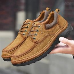 Casual schoenen Echt lederen formele lofers voor mannen glijden op mocassins vintage stijl man die buiten wandelt