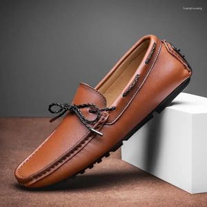 Chaussures décontractées Mocassins en cuir authentiques Modons à enfiler pour hommes conduisant l'été