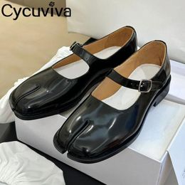 Chaussures décontractées en cuir véritable bout fendu Tabi plate-forme chaussures plates femme tongs marque formelle plat Style britannique femmes Ninja pompes