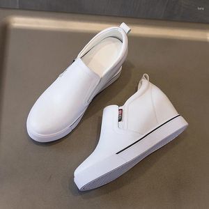 Chaussures décontractées en cuir authentique White Femmes Hands Plateforme de baskets 2024 Spring Female Slip on Winter