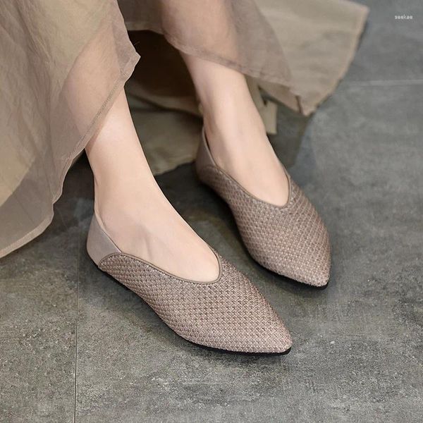 Chaussures décontractées en cuir tissé à la main pour les femmes au printemps et en été à fond plat et à la bouche peu profonde.