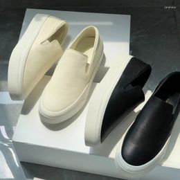 Casual schoenen High End 2024 herfst comfortabele bovenste flexibele rubberen zool zwart lederen kalfsleer witte sneakers voor dames