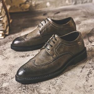 Casual schoenen Hoogwaardige klassieke mannen Penny Rijden Mode mannelijk comfortabele Britse brogues lederen jurk