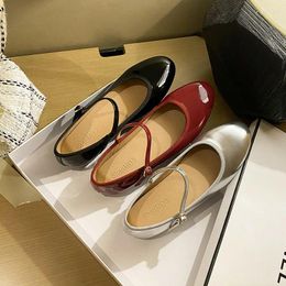 Chaussures décontractées de haute qualité en cuir japonais Mary Janes femme Round Toe CENTERNE CEINTURE Silver Ballet Femmes Femme Desiger Flat Moocasins 2024