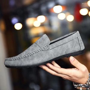 Chaussures décontractées de haute qualité des mocassins en cuir se glissent sur des plats pour hommes mode masculine conduisant des mocassins