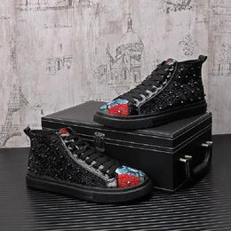 Chaussures décontractées High Tops Men Fashion Version coréenne Personnalité Broidered Rivets Righestone Board Shoes10A28