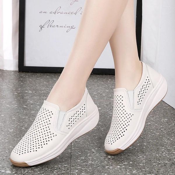 Zapatos casuales Las zapatillas de deporte de las mujeres elásticas huecas se deslizan en cuñas de verano más grande, mocasines transpirables para mujer