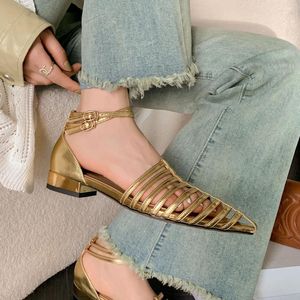 Casual schoenen Hollow Out Low Heel puntige teen metaal echte lederen sandalen riem gesp pakket vrouwen