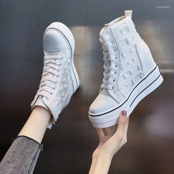 Zapatos informales Aumento interno Mujeres blancas 2024 Lienzo alto-top Hollow Breatable Sneaker de mujeres gruesas