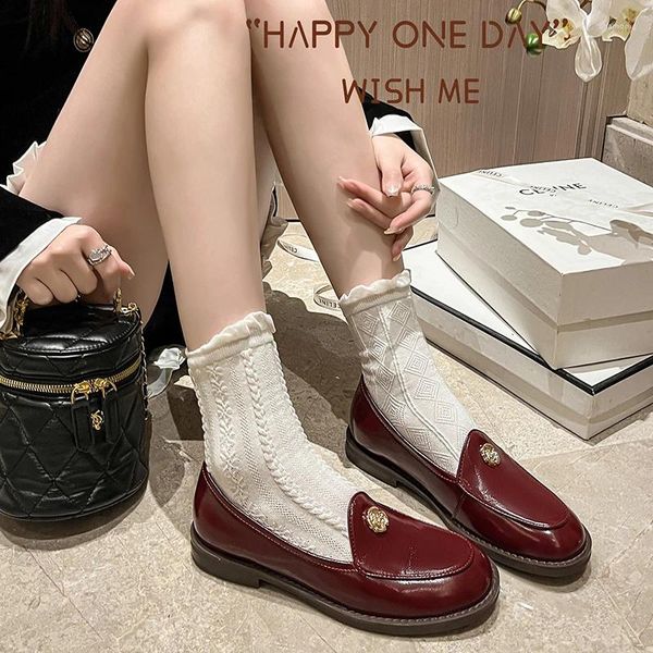 Chaussures décontractées Ins Muisseaux en cuir en peau de mouton naturels pour femmes Luxury Metal Flower Footwear Sping-on Red Bourgogne Bourgogne Low Talons