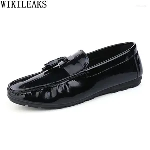 Casual schoenen Italiaanse zwarte heren Patent Leather Loafers Man Designer slip op mannen Tassel Chaussure Homme Luxe Marque