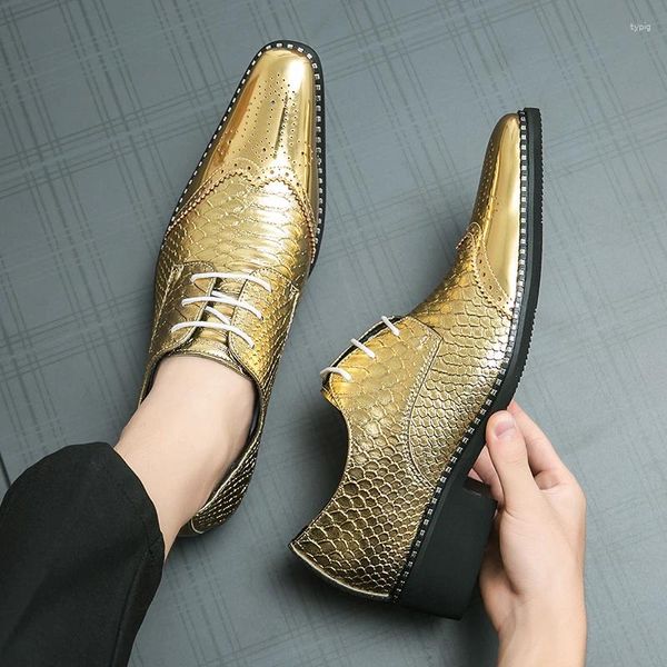 Zapatos informales a escala de moda masculina italiana cheque de oro negocio formal patente de patente vestido de fiesta de punta puntiaguda oxford