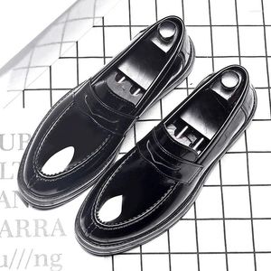 Chaussures décontractées Style japonais Mens Fashion Wedding Party Portez en cuir breveté Slip on Lazy Shoe Black Platform Plateforme Boîtiers Gentleman Footwear