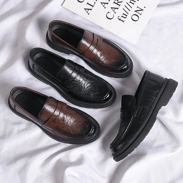 Chaussures décontractées en cuir coréen Men de style britannique Round Toe Hand Grip Fashion