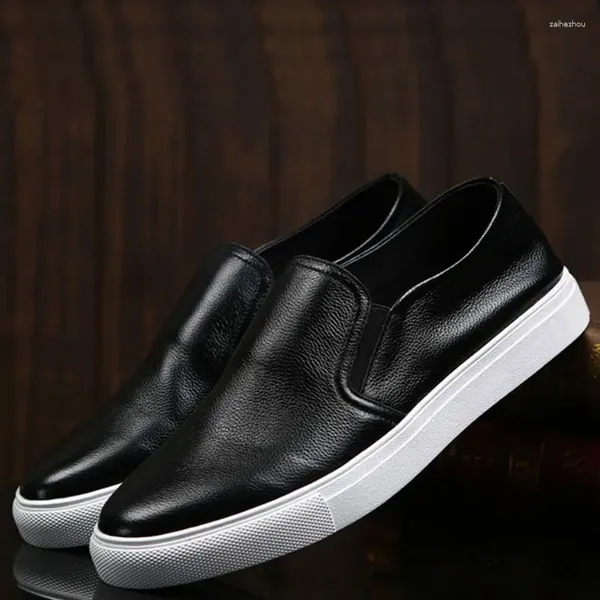 Zapatos casuales de estilo coreano para hombre, zapatos planos sin cordones de cuero genuino, mocasines transpirables de verano en blanco y negro, zapatillas de calle para hombre