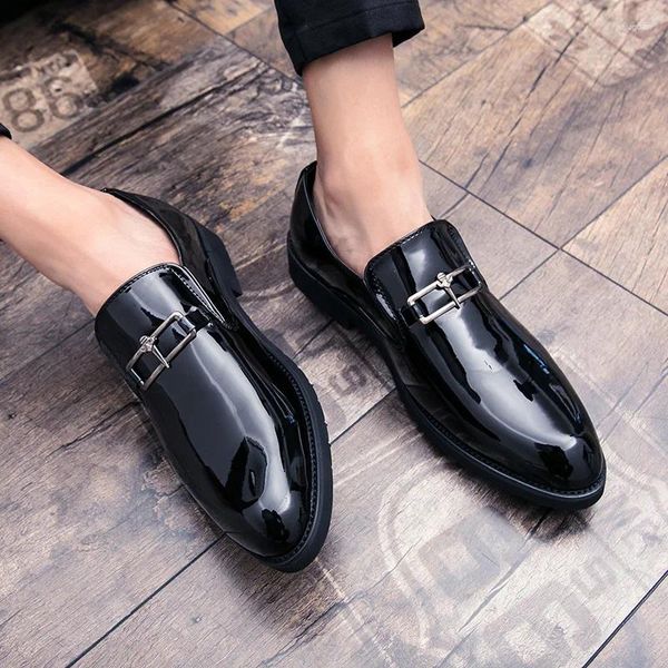 Chaussures décontractées Style coréen hommes d'affaires mariage robe formelle en cuir verni noir Slip-on Oxfords chaussure Gentleman mocassins d'été