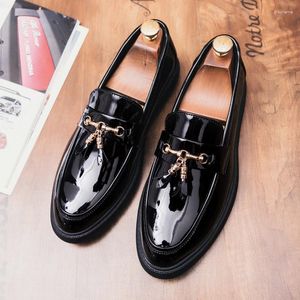Casual schoenen Koreaanse stijl Heren Mode Wedding Party Jurken Echte lederen kwastjes Slip-on Lazy Shoe Black Wit Zomer Loafers Mannelijk